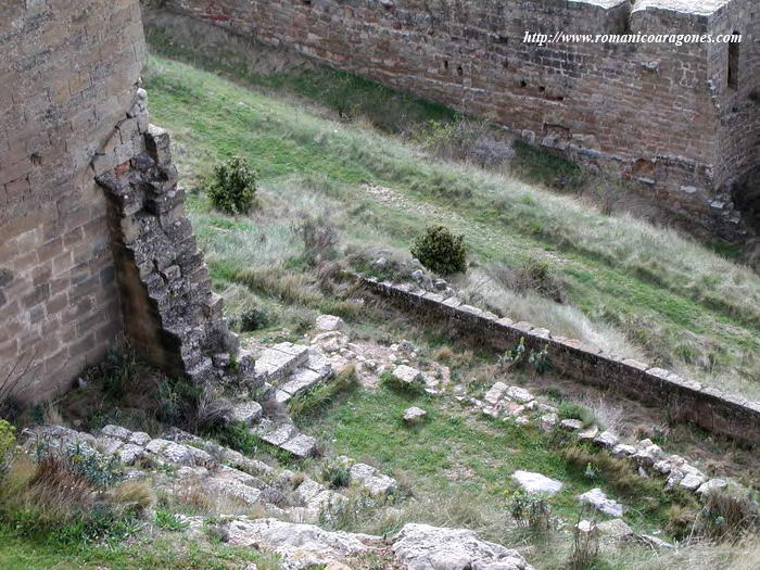 VISTA NOROESTE DE LA TORRE, Y RESTO DEL MURO NORTE DEL TEMPLO PRERROMNICO